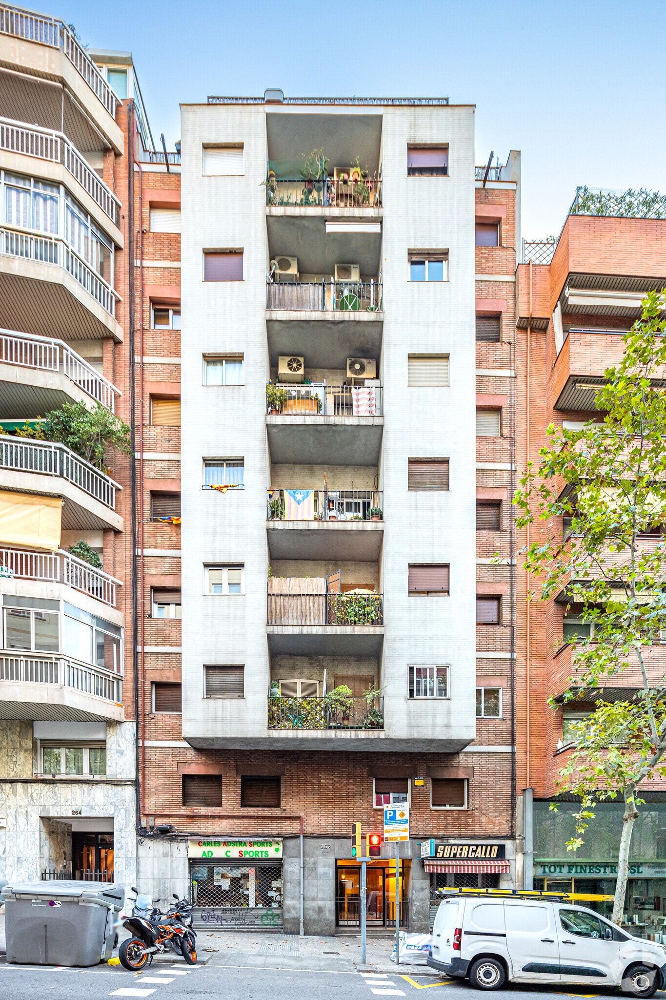 Retail in Barcelona, Barcelona for lease Primary Photo- Image 1 of 2