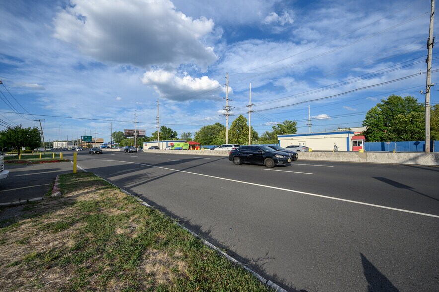 343 State Route 17, Hasbrouck Heights, NJ à vendre - Photo du bâtiment - Image 2 de 28