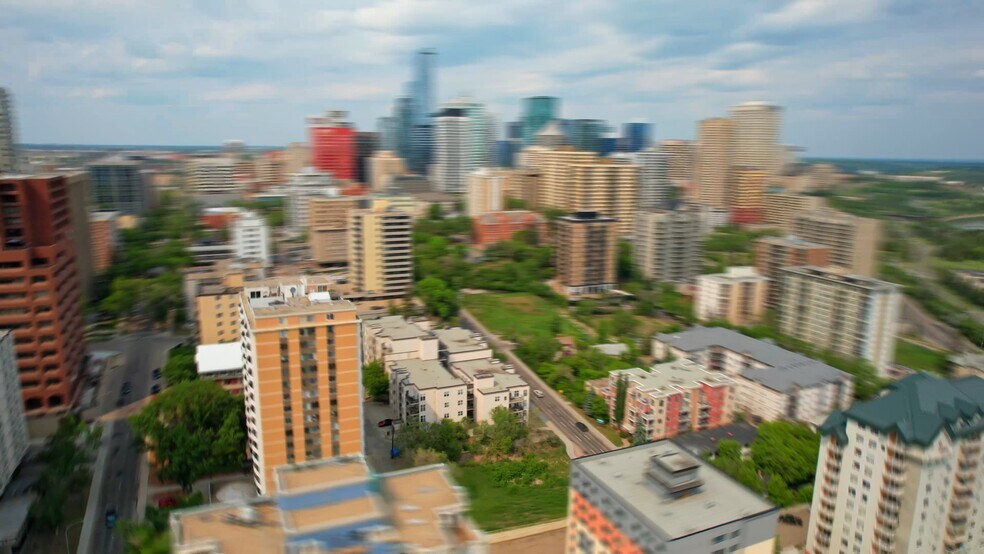 8490 106A Av NW, Edmonton, AB à vendre - Vidéo sur l’inscription commerciale - Image 2 de 34