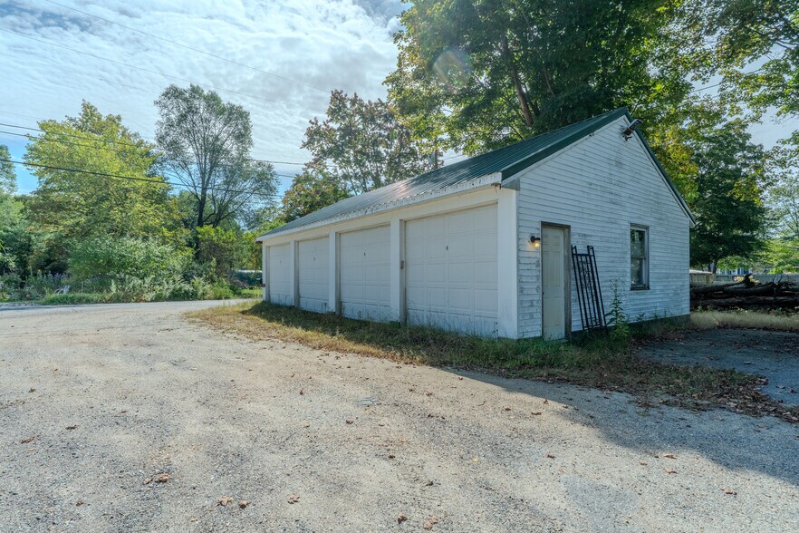 13 Elm St, Newton, NH à vendre - Photo du bâtiment - Image 2 de 5