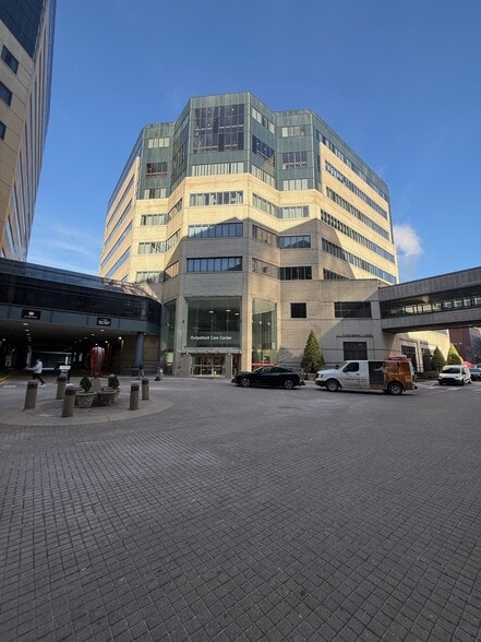 225 Abraham Flexner Way, Louisville, KY à vendre - Photo principale - Image 1 de 6