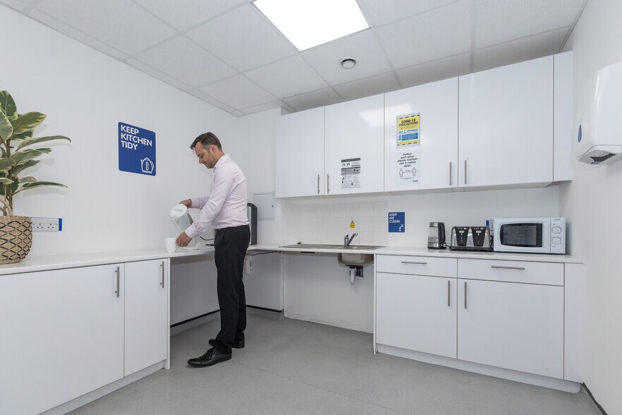 20 Bugsbys Way, London for lease - Interior Photo - Image 2 of 9