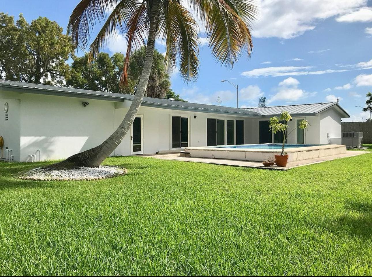 8700 SW 87th Ave, Miami, FL for sale Primary Photo- Image 1 of 8