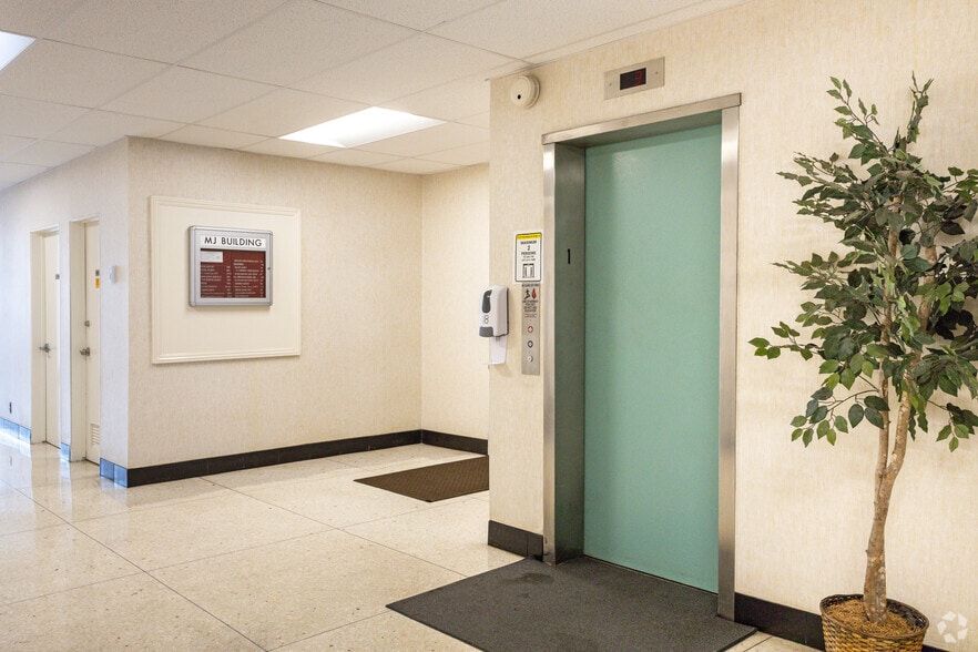 1611 S Pacific Coast Hwy, Redondo Beach, CA for lease - Lobby - Image 1 of 3