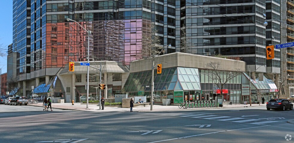 987 Bay St, Toronto, ON à louer - Photo du bâtiment - Image 2 de 6