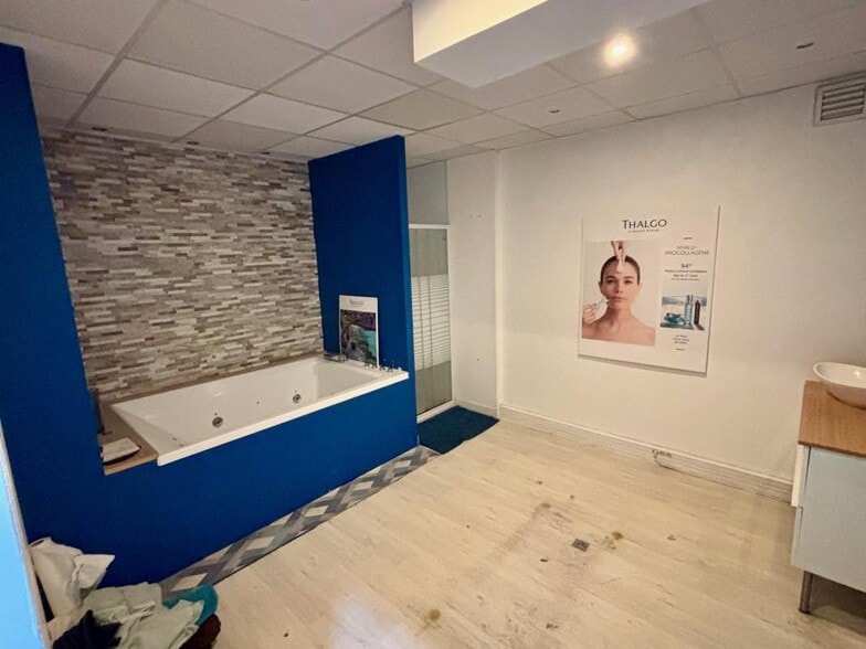 Retail in Chatou for lease - Interior Photo - Image 3 of 9