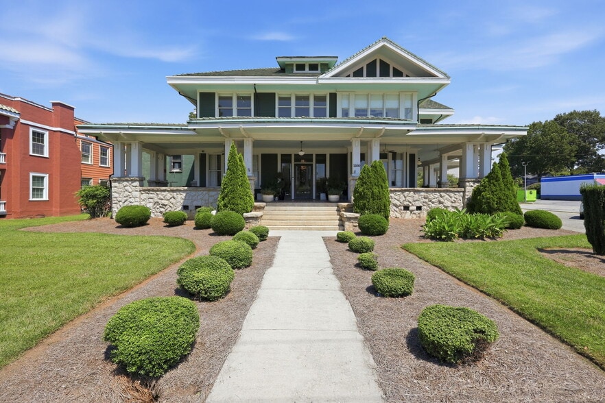 1100 N Main St, High Point, NC à vendre - Photo du bâtiment - Image 2 de 57