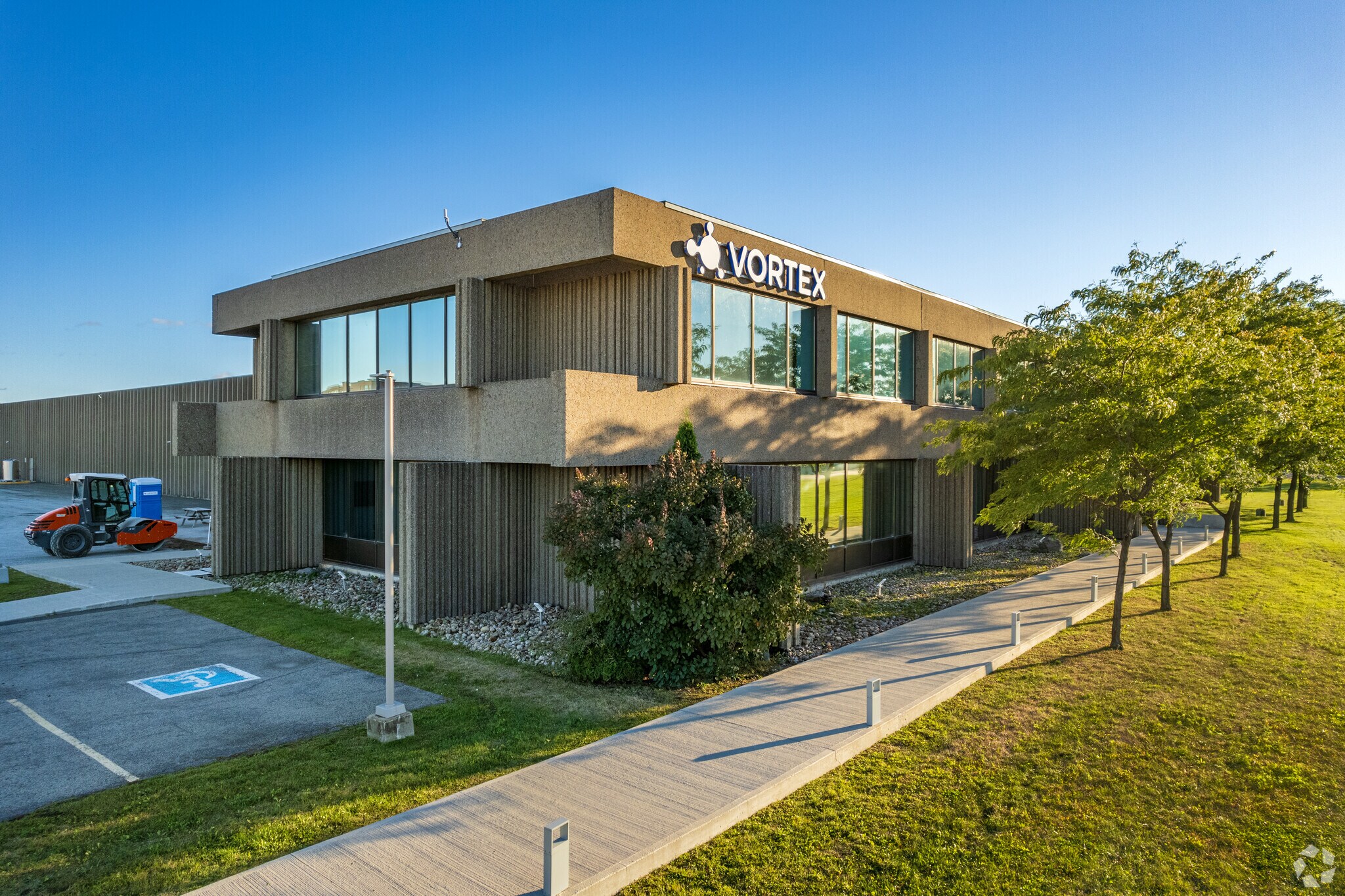 7800 Aut Transcanadienne, Pointe-Claire, QC à vendre Photo principale- Image 1 de 1