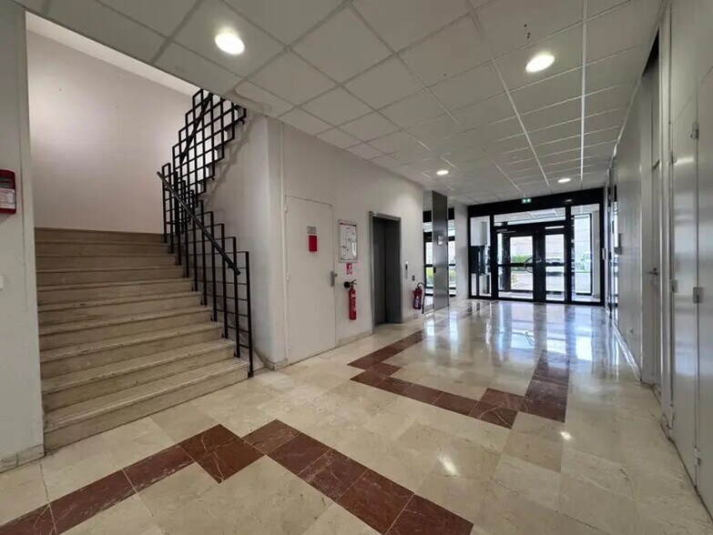 Bureau dans Rosny-sous-Bois à louer - Hall d’entrée - Image 3 de 9