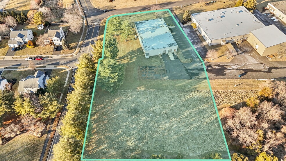 2 Pheasant Run, Newtown, PA for sale - Building Photo - Image 3 of 25