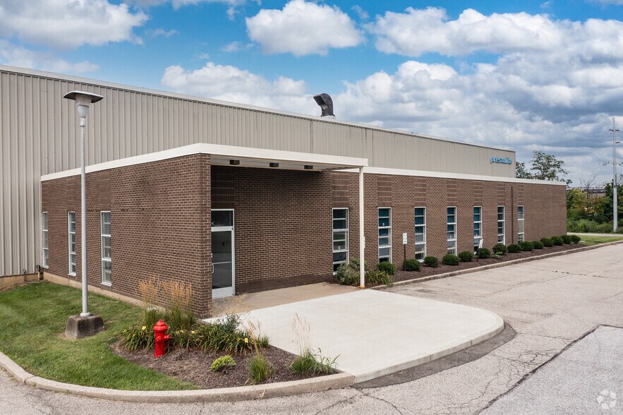 7585-7587 Empire Dr, Florence, KY à louer - Photo du bâtiment - Image 1 de 4