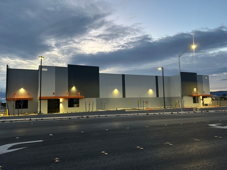 5940 McLeod Dr, Las Vegas, NV for lease - Primary Photo - Image 1 of 6