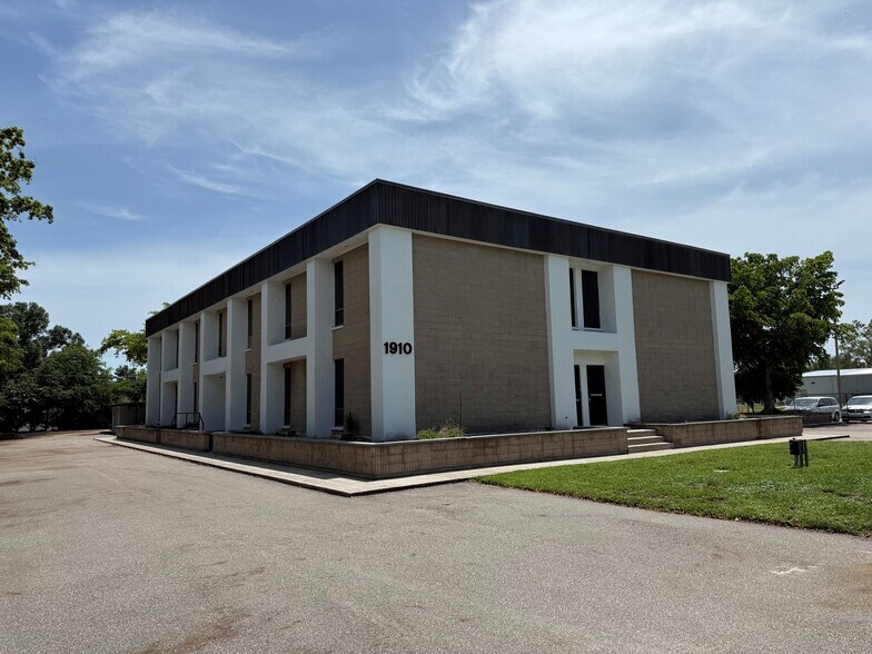 1910 Park Meadows Dr, Fort Myers, FL à louer - Photo du bâtiment - Image 2 de 3