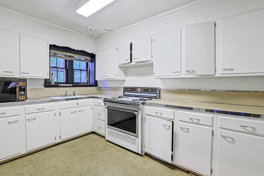 11 Senter St, Chappaqua, NY for sale - Interior Photo - Image 3 of 12