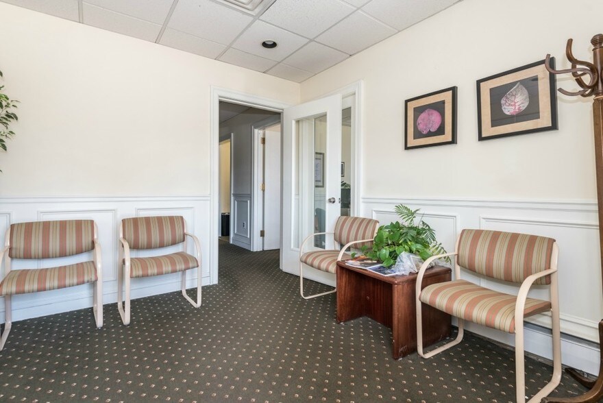 179 Little East Neck Rd, West Babylon, NY à louer - Photo intérieure - Image 2 de 26