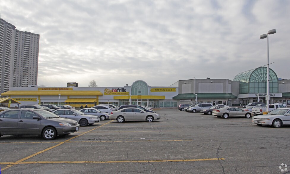 1 York Gate Blvd, Toronto, ON à louer - Photo du bâtiment - Image 2 de 9