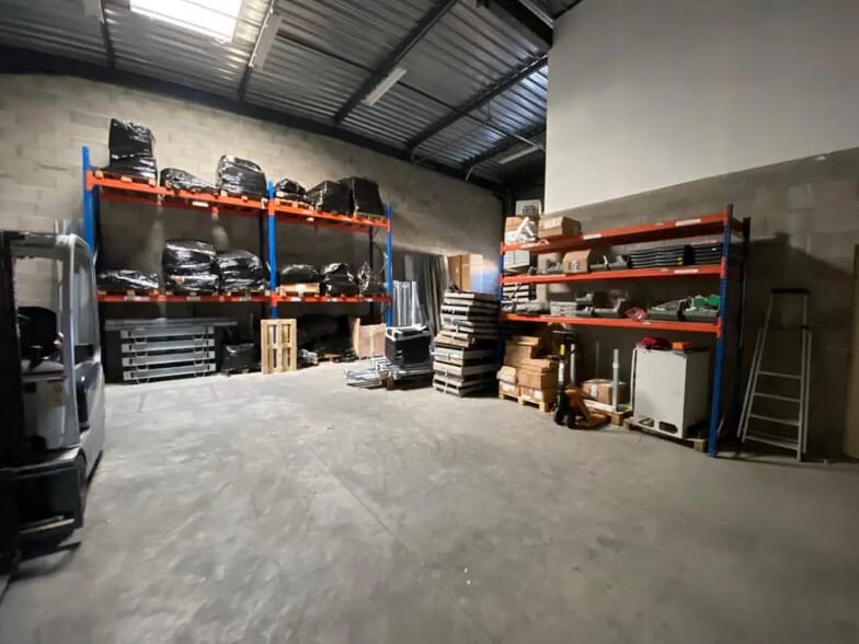 Office in Chassieu for lease - Interior Photo - Image 2 of 13