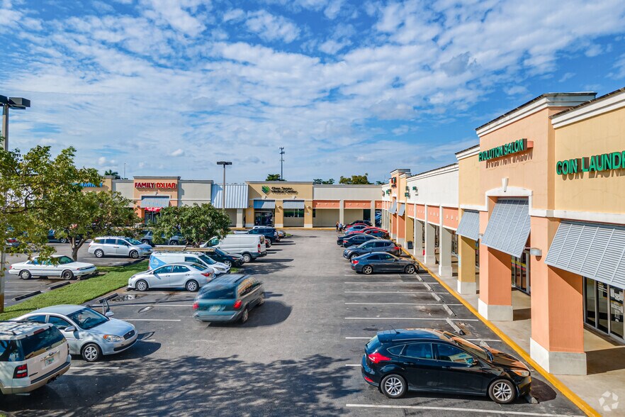 6011 Kimberly Blvd, North Lauderdale, FL à louer - Photo du bâtiment - Image 2 de 5