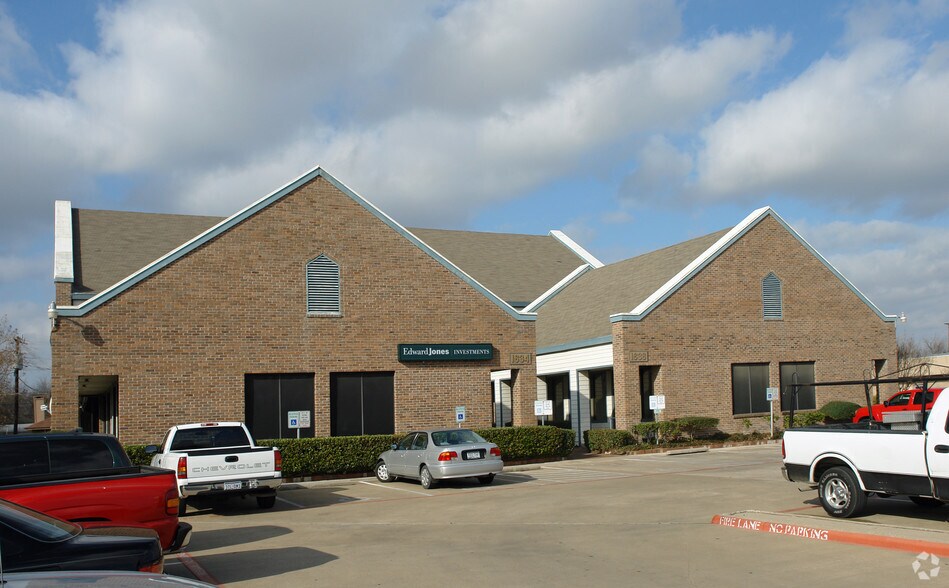 1634 W Irving Blvd, Irving, TX à louer - Photo du bâtiment - Image 2 de 3