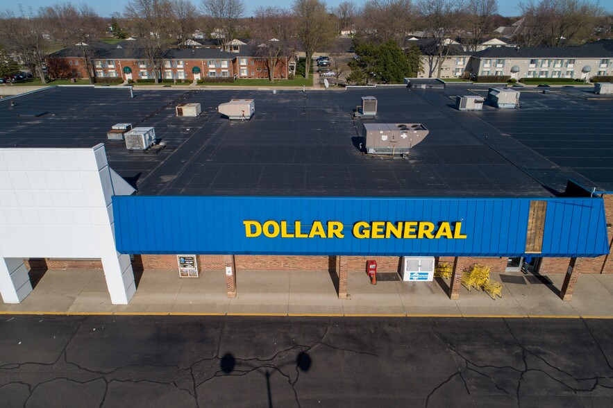 11743 Fifteen Mile Rd, Sterling Heights, MI à louer - Photo du bâtiment - Image 2 de 7