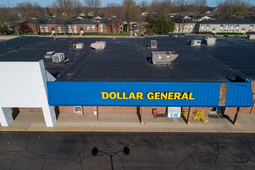 11743 Fifteen Mile Rd, Sterling Heights, MI à louer - Photo du bâtiment - Image 2 de 7