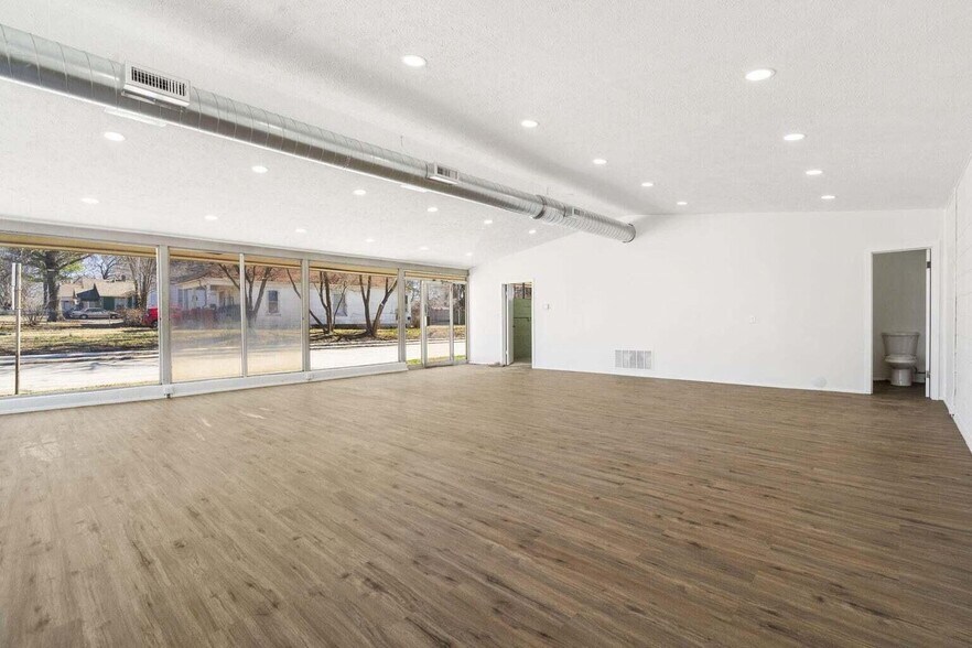 1464 E Commercial St, Springfield, MO à louer - Photo du bâtiment - Image 2 de 8