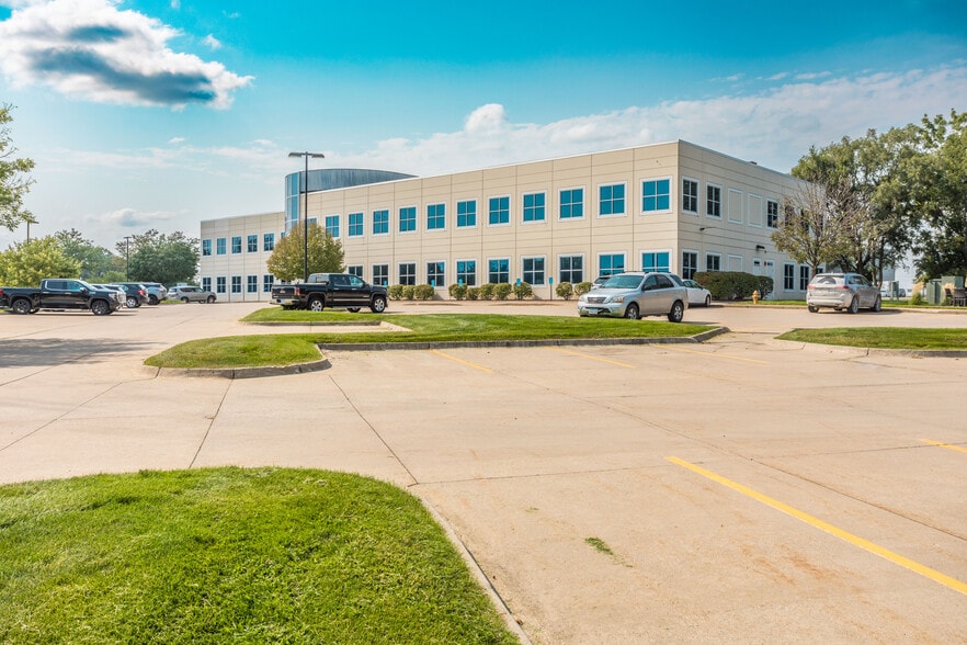 4135 NW Urbandale Dr, Urbandale, IA à vendre - Photo du bâtiment - Image 2 de 13