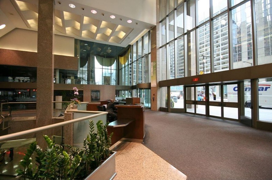 121 King St W, Toronto, ON à louer - Hall d’entrée - Image 2 de 9