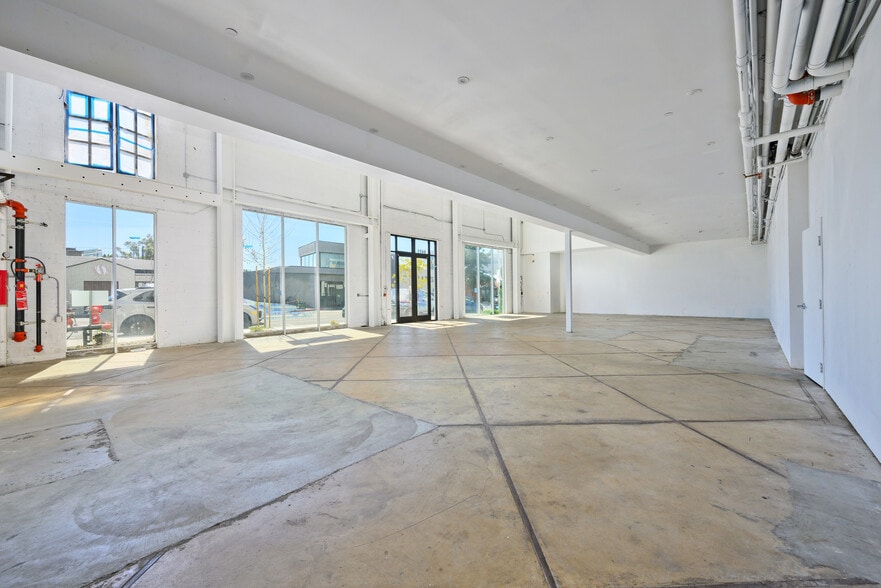 8451 Melrose Ave, West Hollywood, CA for lease - Building Photo - Image 3 of 9