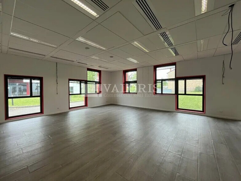 66 Chemin Du Moulin Carron, Dardilly for sale - Interior Photo - Image 3 of 12