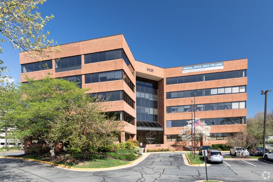 3025 Hamaker Ct, Fairfax, VA à louer - Photo du bâtiment - Image 2 de 5
