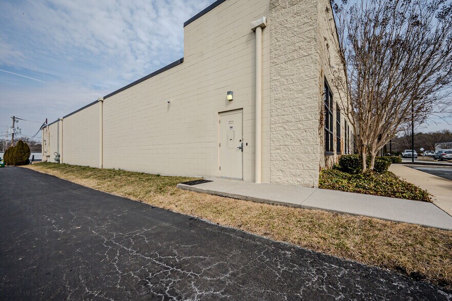 111 Ruthar Dr, Newark, DE à louer - Photo du bâtiment - Image 2 de 10