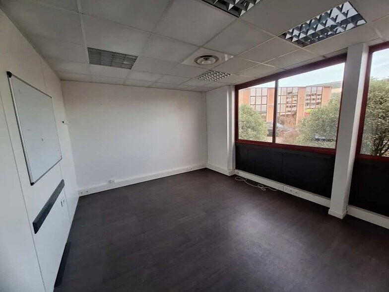Office in Mérignac for lease - Building Photo - Image 2 of 8