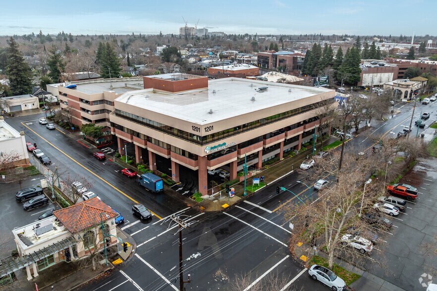 1201 Alhambra Blvd, Sacramento, CA à louer - Aérien - Image 3 de 4