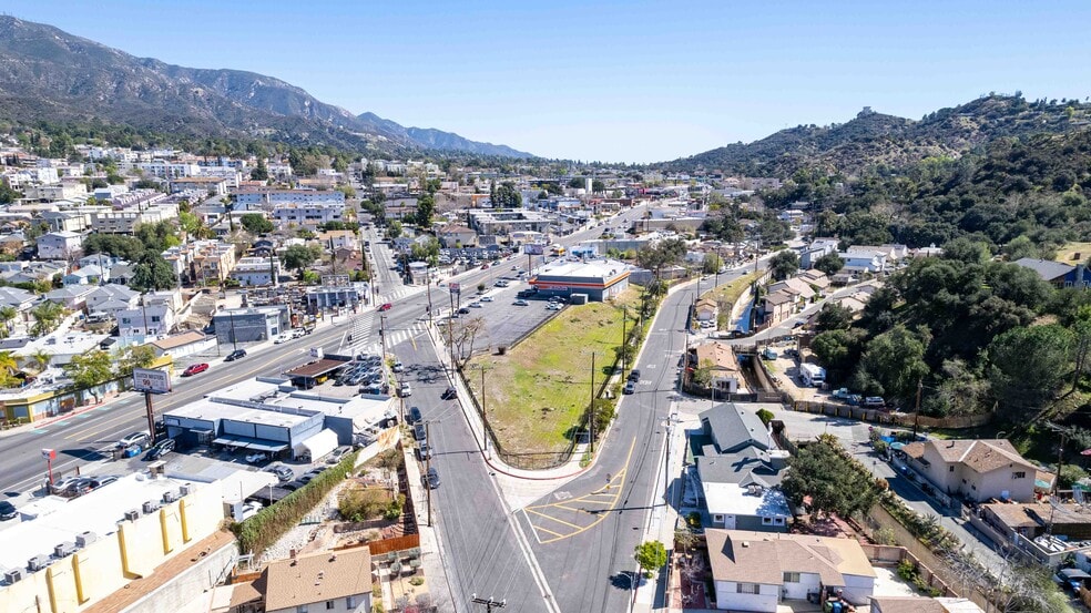 7510 Valaho Dr, Tujunga, CA à vendre - Photo du bâtiment - Image 3 de 26