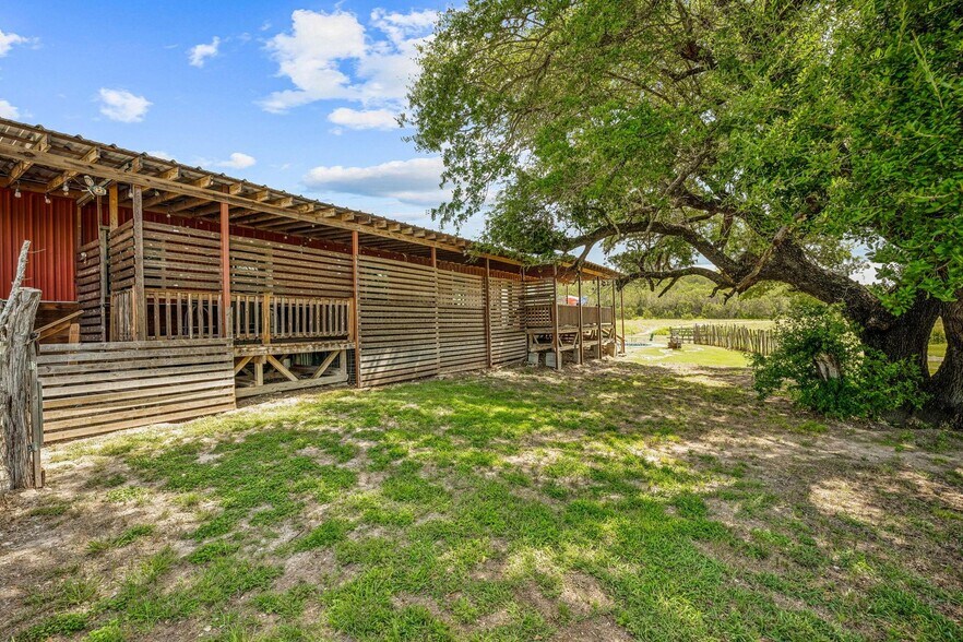 825 Monarch Trail, Stephenville, TX à vendre - Photo du bâtiment - Image 2 de 30
