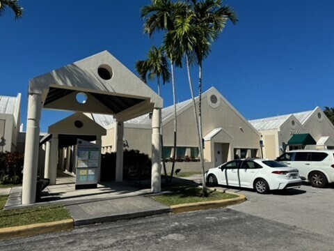 7800 SW 87th Ave, Miami, FL à louer - Photo du bâtiment - Image 2 de 24