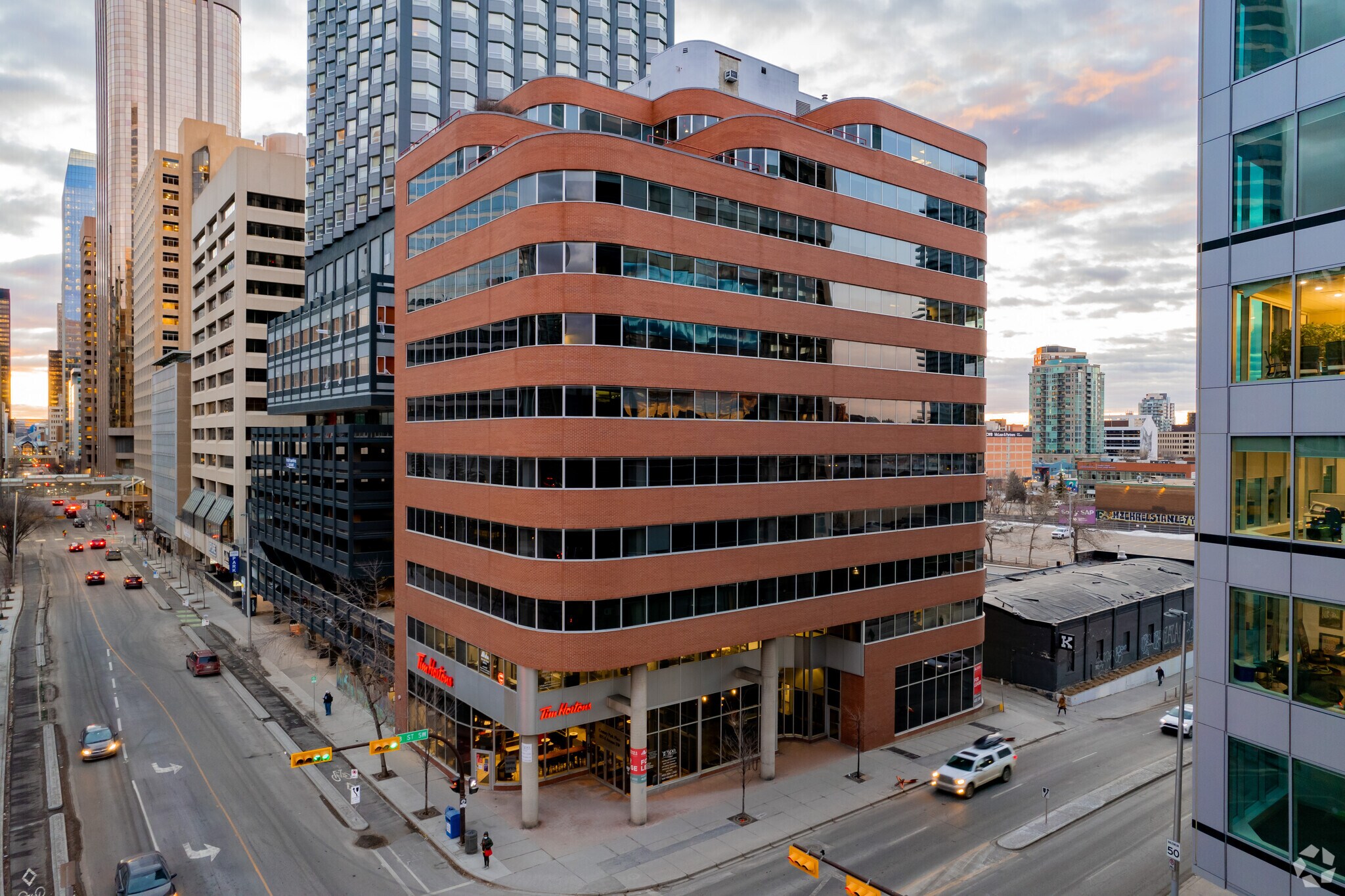 855 8th Ave SW, Calgary, AB à louer Photo du bâtiment- Image 1 de 17