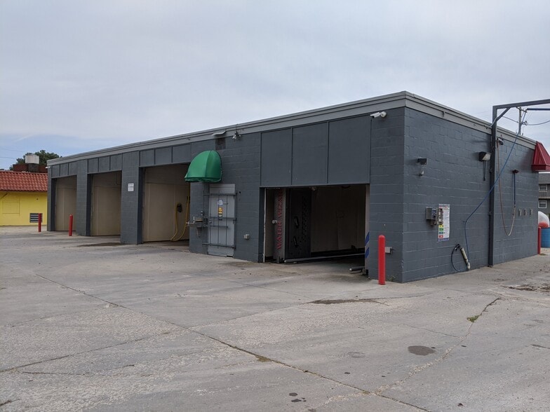 Car wash and storage units portfolio of 2 properties for sale on LoopNet.ca - Building Photo - Image 2 of 14