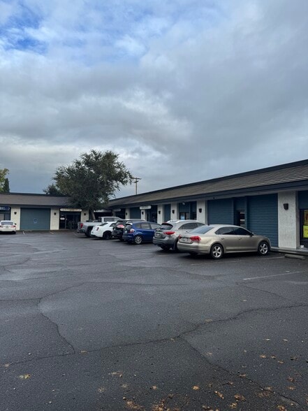 1800 Tully Rd, Modesto, CA for lease - Building Photo - Image 2 of 11