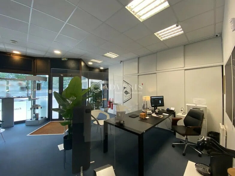 Retail in Montigny-le-Bretonneux for lease - Interior Photo - Image 3 of 5