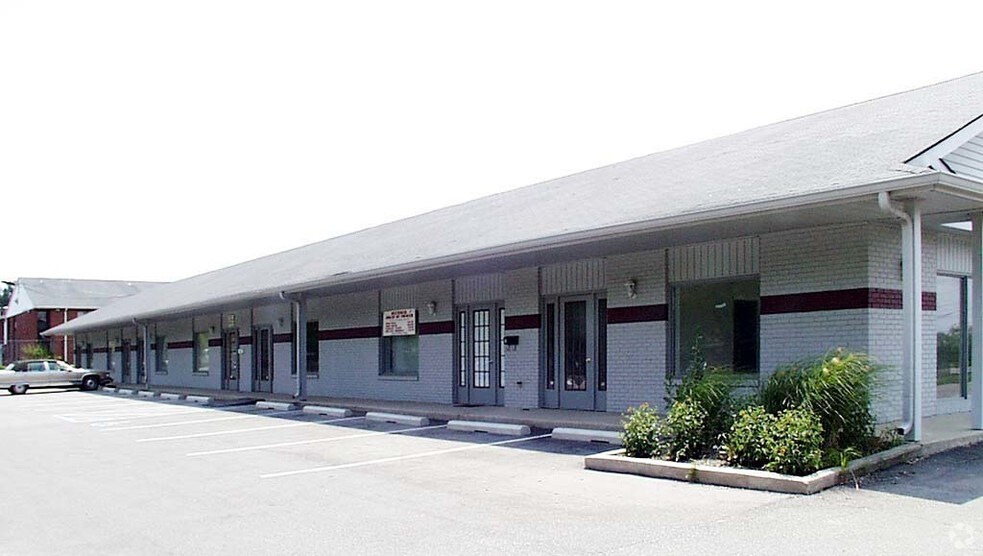 7061 Twin Oaks Dr, Indianapolis, IN à louer - Photo du bâtiment - Image 2 de 3