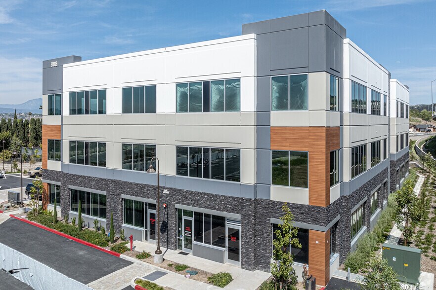 888 S Brea Canyon Rd, Diamond Bar, CA à louer - Photo du bâtiment - Image 2 de 27