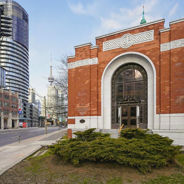 545 Lake Shore Blvd W, Toronto, ON à vendre - Photo du bâtiment - Image 2 de 5