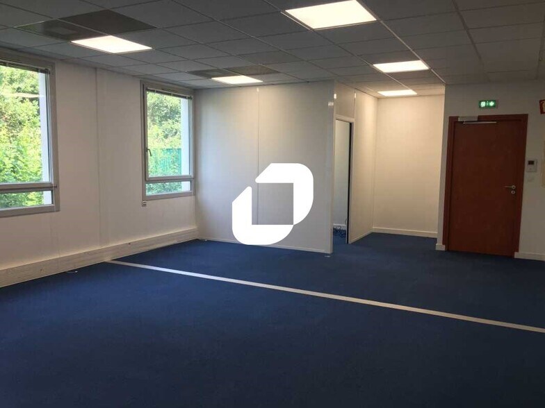 Office in Saint-Priest for lease - Interior Photo - Image 2 of 10