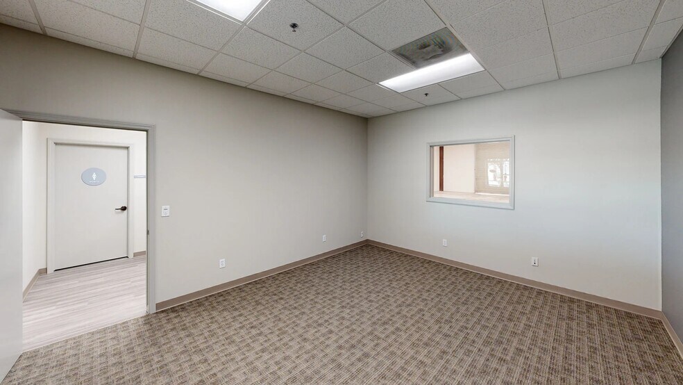 5850 E Shields Ave, Fresno, CA à louer - Photo du bâtiment - Image 2 de 7