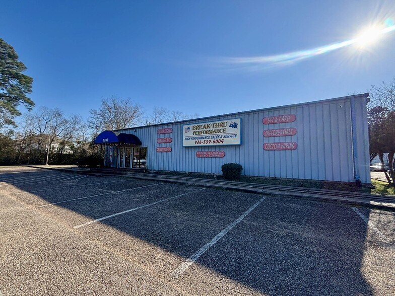 1700 N Loop 336 E, Conroe, TX à louer - Photo principale - Image 2 de 12