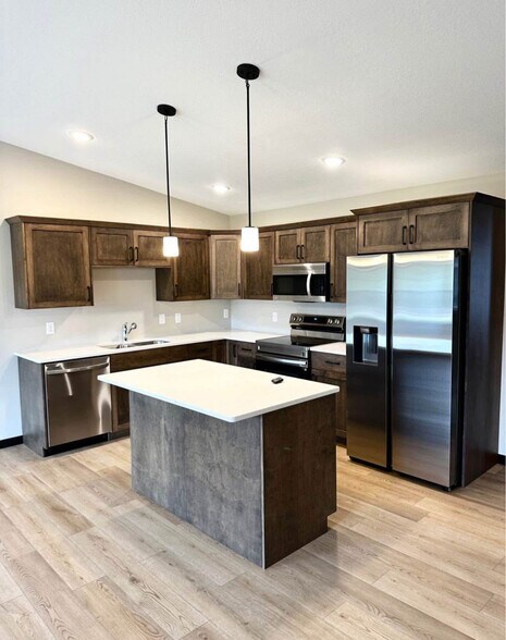 725 Glacier Dr, Altoona, WI à vendre - Photo du bâtiment - Image 2 de 9