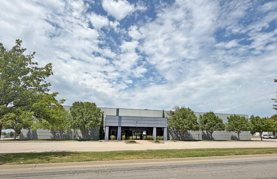 8400 E 32nd St, Wichita, KS à louer - Photo du bâtiment - Image 1 de 2