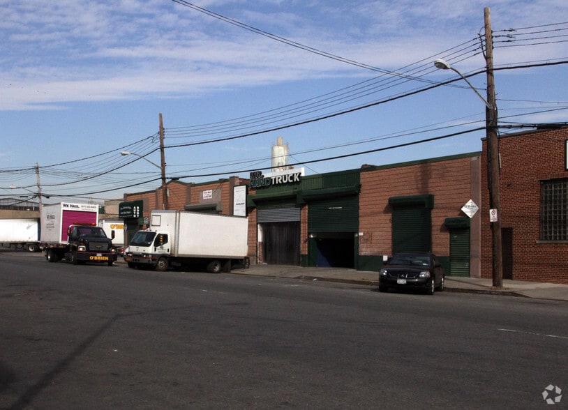 1321 Oak Point Ave, Bronx, NY à vendre - Photo du bâtiment - Image 2 de 4